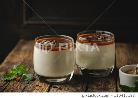Vanilla panna cotta Vanilla panna cotta 110413188