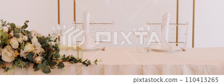 Banner elegant wedding table setting with white flowers Banner elegant wedding table setting with white flowers 110413265
