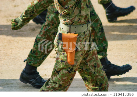 行進中的陸上自衛隊員腰間背著手槍皮套 110413396