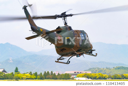 飛行中的陸上自衛隊直升機 UH-1J 110413405