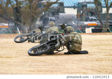A reconnaissance officer of the Ground Self-Defense Force who shoots with a motorcycle as a shield A reconnaissance officer of the Ground Self-Defense Force who shoots with a motorcycle as a shield 110413413