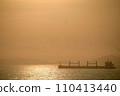 夕陽照亮的貨船 110413440
