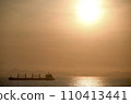 貨船在夕陽的背景下移動 110413441