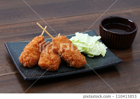 Kushikatsu on black plate with cabbage 110413853