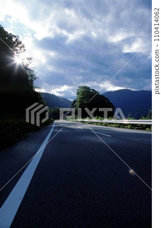 路延伸到天空 110414062