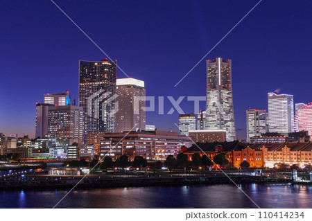 聖誕節期間橫濱港海岸的夜景 聖誕節期間橫濱港海岸的夜景 110414234