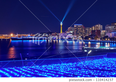 Night view of the coast of Yokohama Port during the Christmas season 110414237