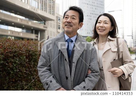 中間夫婦，雙臂交叉 110414353