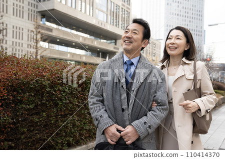 中間夫婦,雙臂交叉 中間夫婦,雙臂交叉 110414370