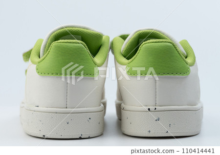 Pair of leather white with green shoes 110414441