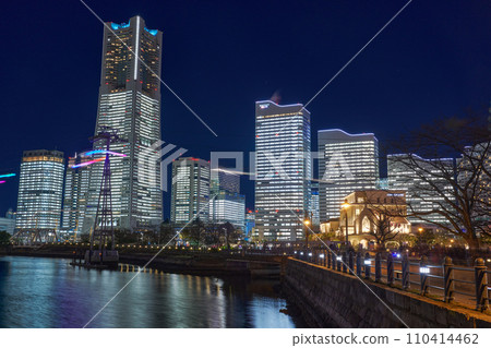 Night view of Yokohama Minatomirai in Christmas season 110414462