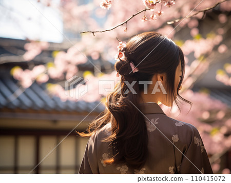 一排櫻花樹和女人的背影，櫻花盛開，觀光，旅行 110415072