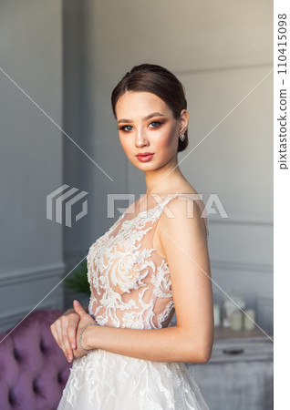 Gorgeous bride posing with bouquet, fashion makeup, jewelry, hairstyle Gorgeous bride posing with bouquet, fashion makeup, jewelry, hairstyle 110415098