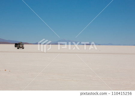 Jeep on Salar de Uyuni, Bolivia 110415256