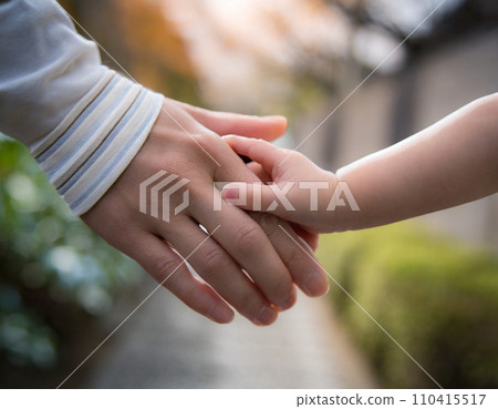Parents and children holding hands 110415517