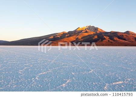 Salar de Uyuni,Cerro Tunupa view 110415793