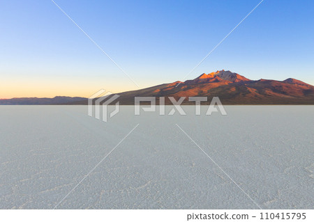 Salar de Uyuni,Cerro Tunupa view 110415795
