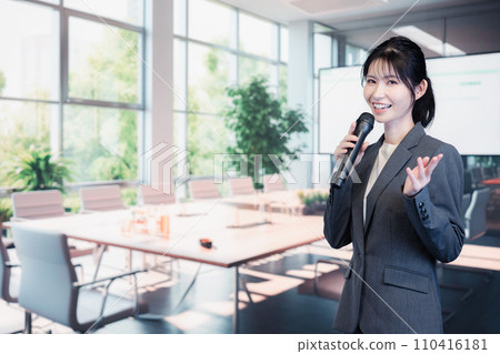 拿著麥克風說話的女商人 拿著麥克風說話的女商人 110416181