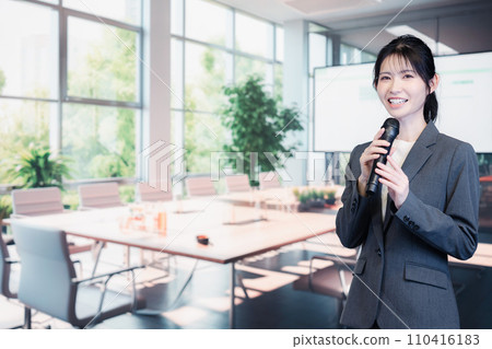拿著麥克風說話的女商人 拿著麥克風說話的女商人 110416183