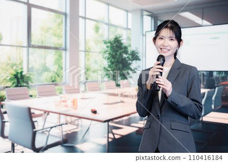 拿著麥克風說話的女商人 110416184