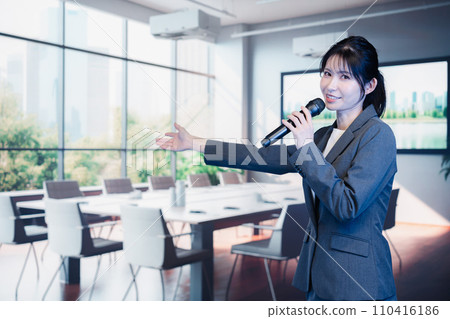拿著麥克風說話的女商人 110416186