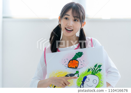 玩連環畫的保育員 110416676
