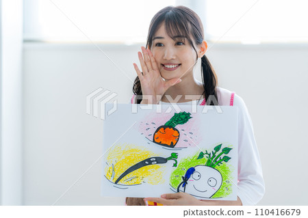A nursery teacher who plays a picture-story show 110416679