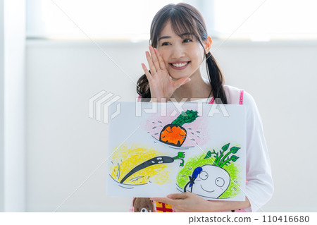 A nursery teacher who plays a picture-story show A nursery teacher who plays a picture-story show 110416680