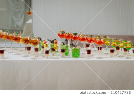 Welcome drink with cocktail glasses and drinks at an event. Alcoholic beverages at a wedding 110417788
