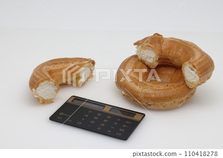 Cake ring with cottage cheese cream on a white background. Weight loss, diet and weight control. Healthy food. The concept of a healthy lifestyle. Weight control. Cake ring with cottage cheese cream on a white background. Weight loss, diet and weight control. Healthy food. The concept of a healthy lifestyle. Weight control. 110418278