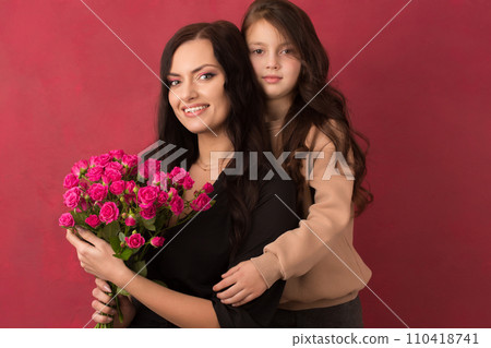 Beautiful girl with a bouquet of small pink roses 110418741