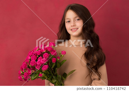 Beautiful girl with a bouquet of small pink roses 110418742