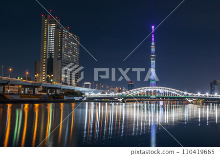 “東京”燈火通明的東京晴空塔和白須橋 / 夜景 110419665