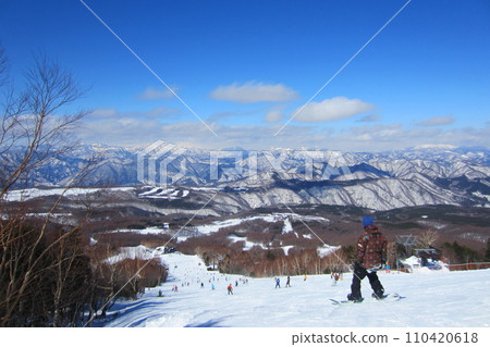 View of the slopes and mountains of Hunter Mountain Shiobara under a clear sky (Nasushiobara City, Tochigi Prefecture, Japan) 110420618