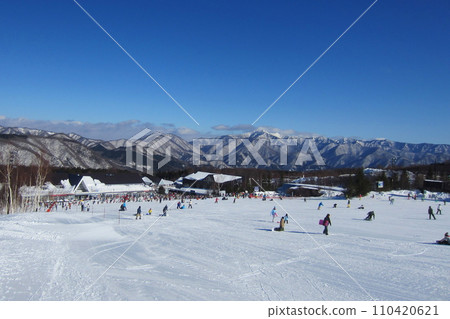 View of the slopes and mountains of Hunter Mountain Shiobara under a clear sky (Nasushiobara City, Tochigi Prefecture, Japan) View of the slopes and mountains of Hunter Mountain Shiobara under a clear sky (Nasushiobara City, Tochigi Prefecture, Japan) 110420621