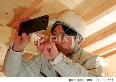 一個穿著工作服在閣樓工作的男人 一個穿著工作服在閣樓工作的男人 110420661