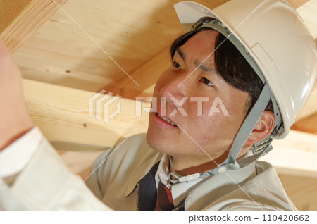 一個穿著工作服在閣樓工作的男人 一個穿著工作服在閣樓工作的男人 110420662