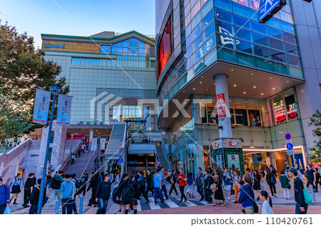 東京都新宿區JR新宿車站東南口廣場附近的都會風景 東京都新宿區JR新宿車站東南口廣場附近的都會風景 110420761