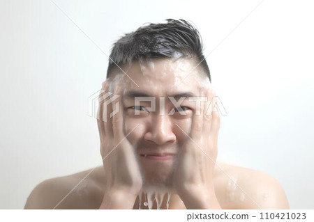 AI生成的男人洗臉 110421023