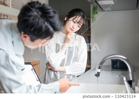A housewife receives an explanation from a plumber/equipment shop about water problems, malfunctions, water leaks, freezing, water leaks, etc. (troubled) 110423114
