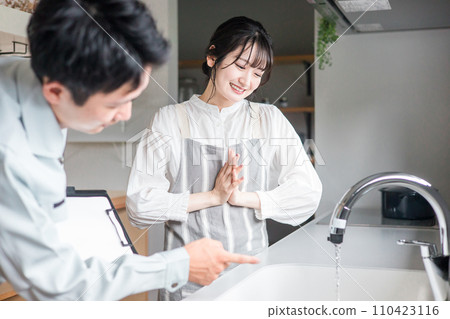 一位家庭主婦在廚房收到水管工/設備店的解釋 110423116