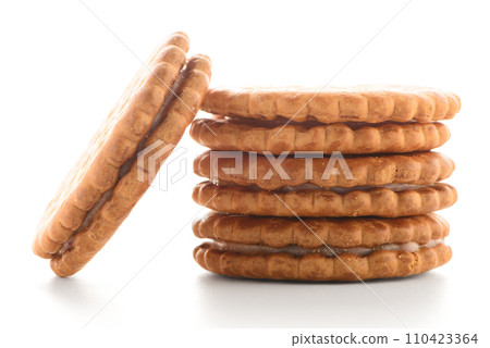 Sandwich biscuits with vanilla filling 110423364