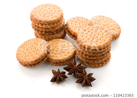 Sandwich biscuits with vanilla filling 110423365