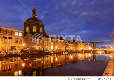 Leiden canal Oude Vest 110423763