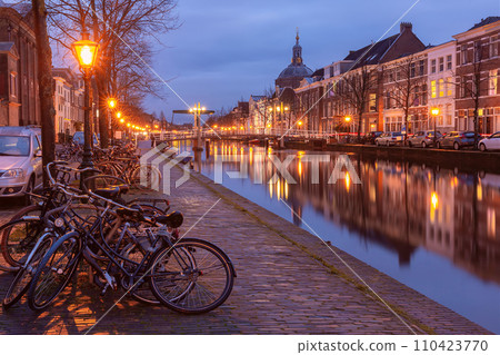 Leiden canal Oude Vest 110423770