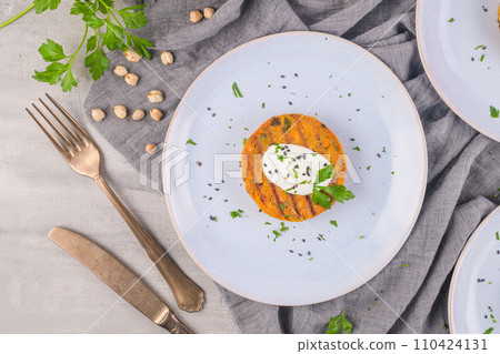 Grilled veggie burgers with chickpeas and vegetables 110424131
