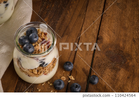 Yogurt parfait with blueberry and granola 110424564