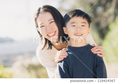 年輕的母親和一個男孩 110424567