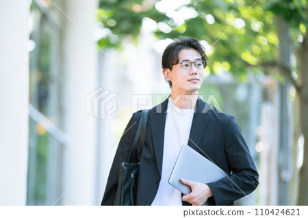 帶著電腦行走的男人 110424621