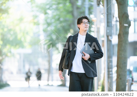 帶著電腦行走的男人 帶著電腦行走的男人 110424622